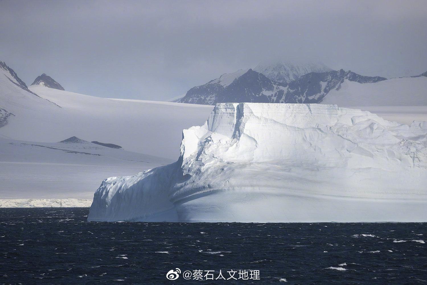 暴风中的南极冰山