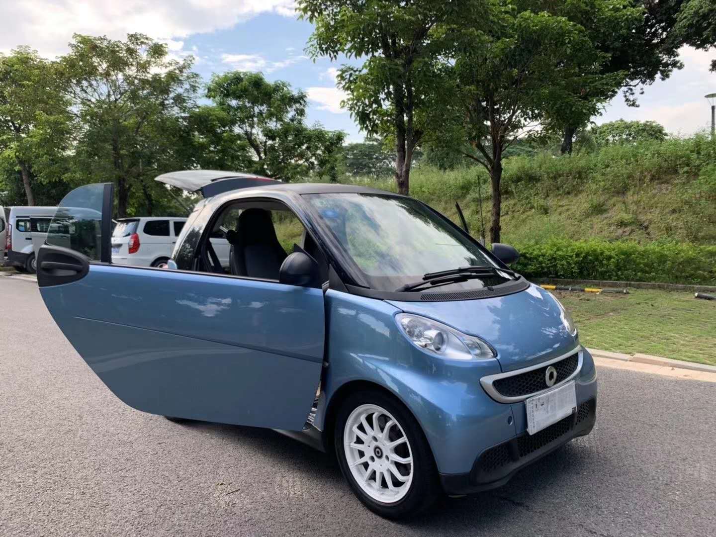 2015年奔驰斯玛特售价48万是一部迷人的小型汽车俗称小精灵