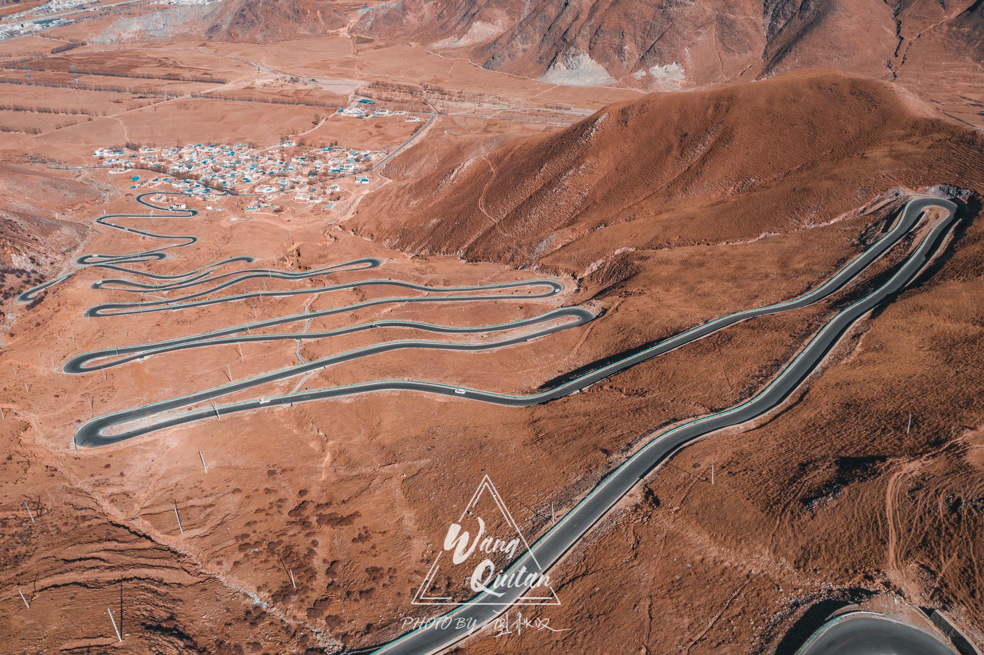 沿着新建的林拉公路行驶,跟着导航在甘丹寺出口下高速.