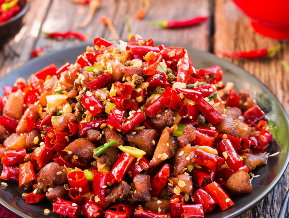 为啥饭店的辣子鸡那么好吃?教你2个技巧,用料简单香味足