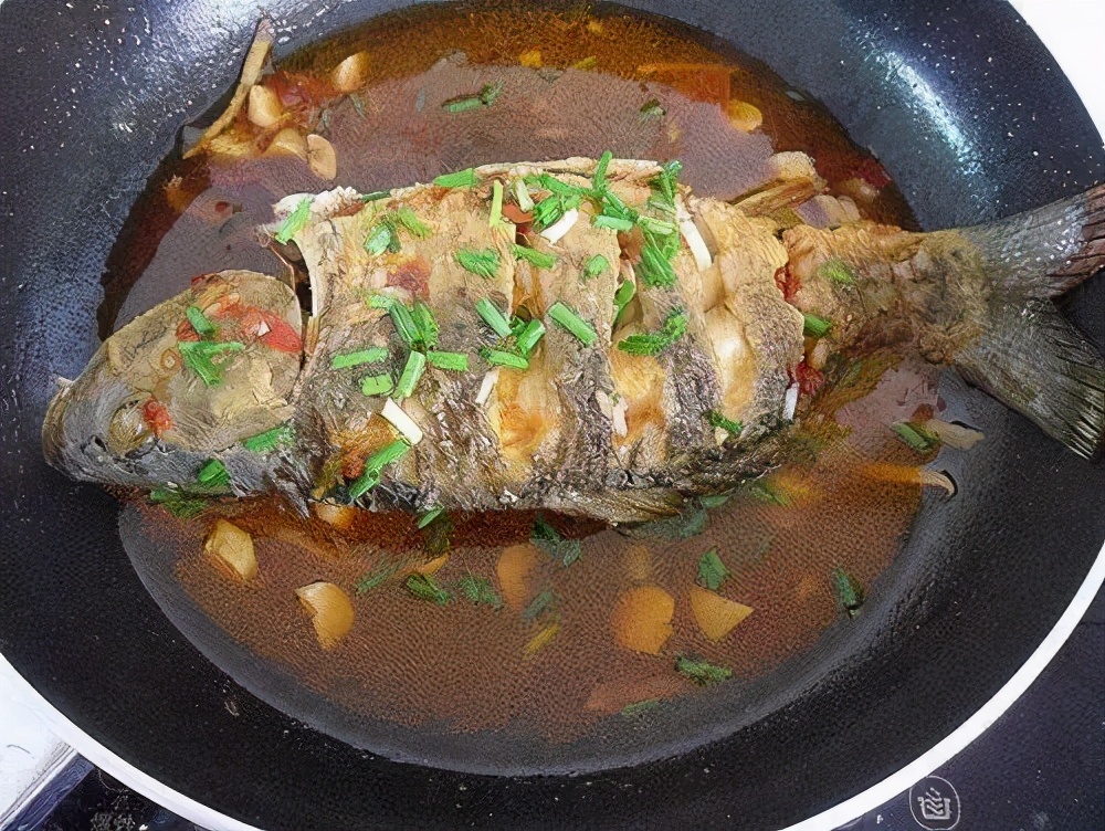 红烧鲤鱼操作太复杂教你不过油的简单做法过年时待客倍有面