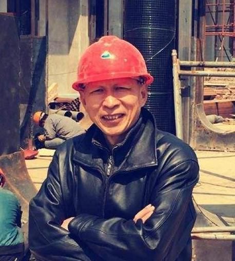 慢慢地,李明发现,自己人生的方向不是工人,而是演员,不在车间,而在