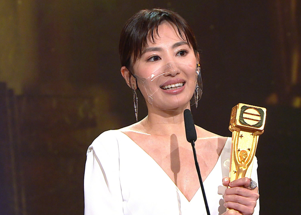 水姐在《反黑路人甲》中,演出了夜场大家姐的气势.