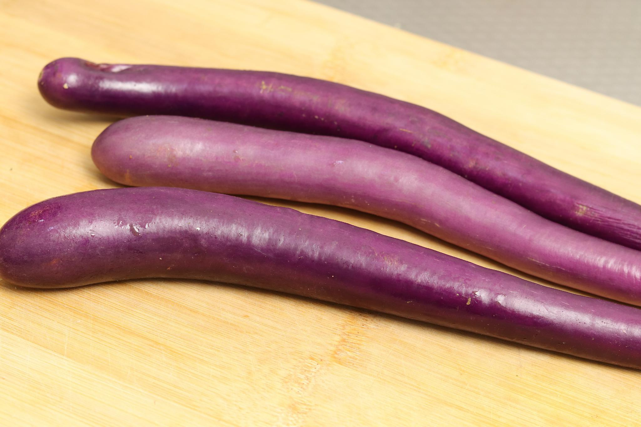 烧茄子时,不要先放油炒,大厨教你一招,茄子不发黑不吸油