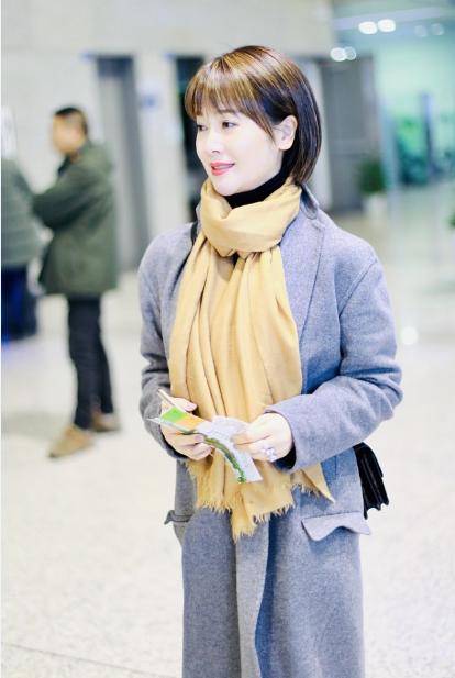 左小青不愧是阔太,简单穿搭也能突出贵妇感,保养到位看着挺年轻