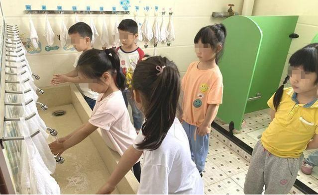 幼儿园的厕所照片被老师误发到家长群,宝妈看后不淡定:给个说法