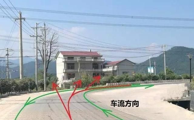 农村忌讳在反弓路盖房,这些路段的房子不适合居住,却是生意旺铺