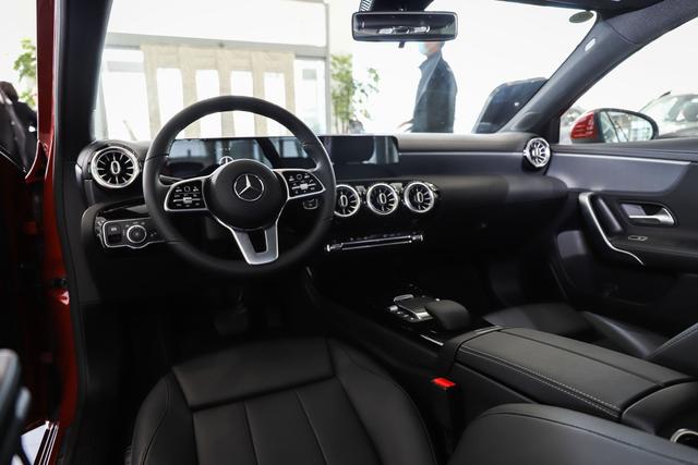 16万不到就能买奔驰到店实拍a180l开上它秒变精致女孩