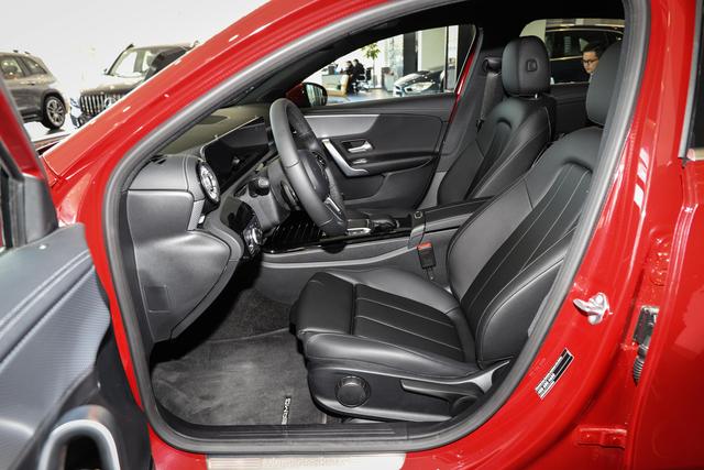 16万不到就能买奔驰到店实拍a180l开上它秒变精致女孩