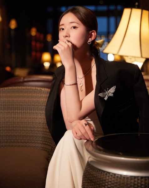 被赵露思美到了!穿白色礼服性感又美,配黑色小西装好"总裁范"