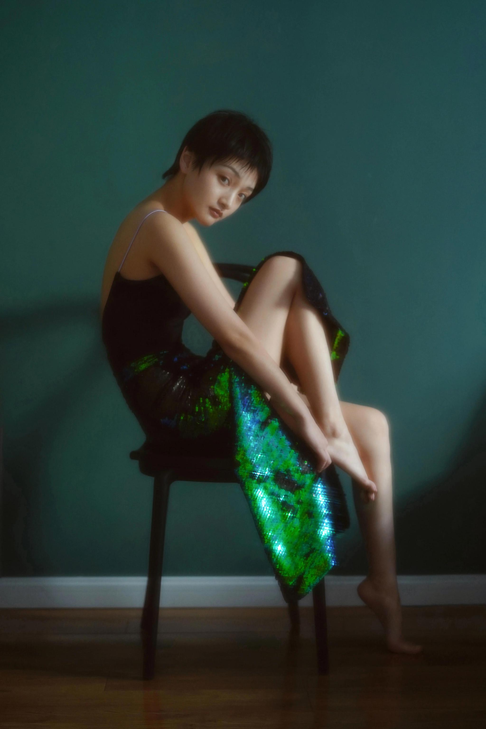 而走入大视野,代表作有搭档胡歌,桂纶镁主演的影片《南方车站的聚会》