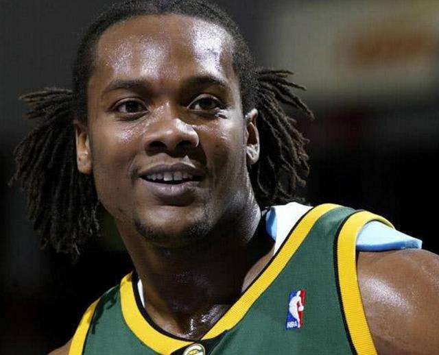 如果这个发型出现在一个美少女身上,绝对给人一种萌萌哒的感觉,但是