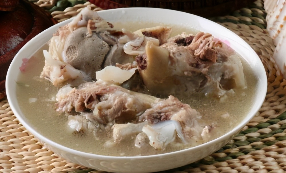 小寒后要多喝大骨头汤教你炖大骨头汤技巧汤白味鲜不腥不浑