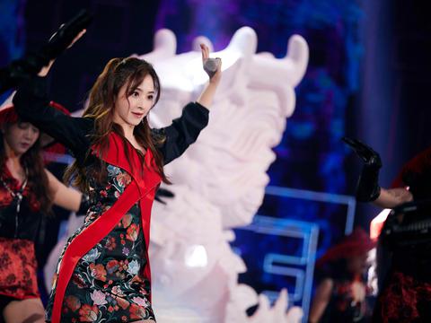 31岁张含韵少女感不再?衣着臃肿显上身粗壮,被吐槽张含孕