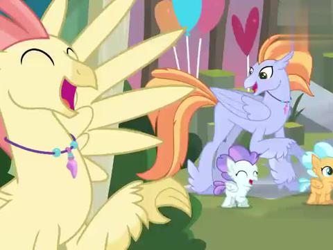 小马宝莉:马鹫开始表演,小马看得津津有味,表演精彩极了