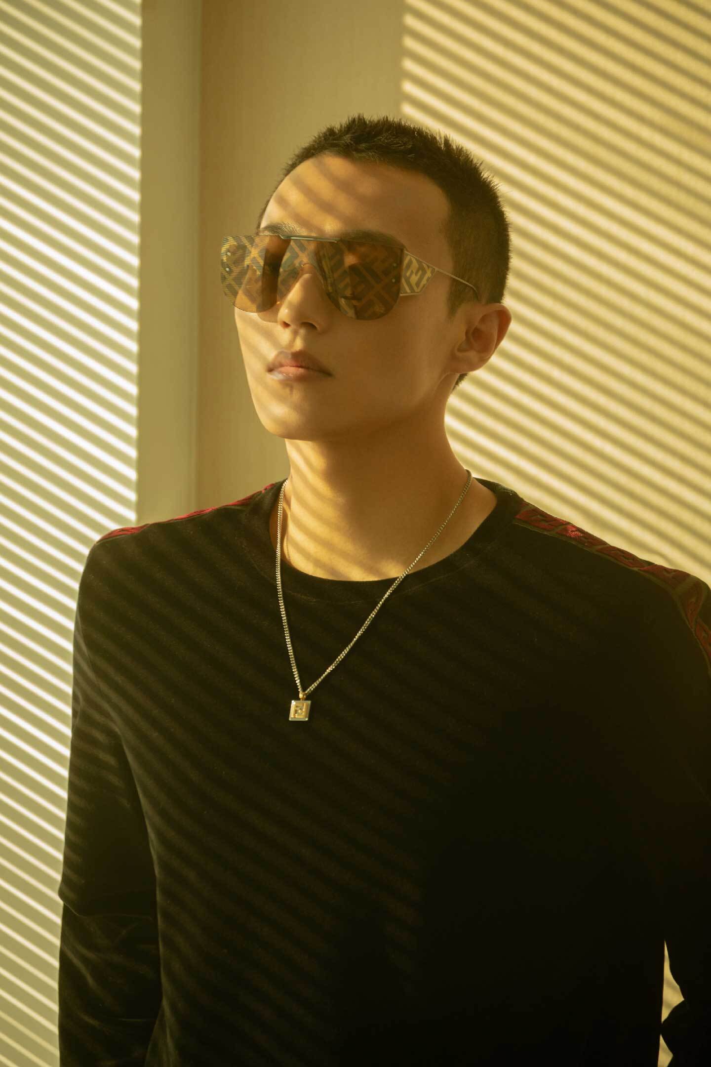 王森寸头造型亮相活动 展现演员多重魅力