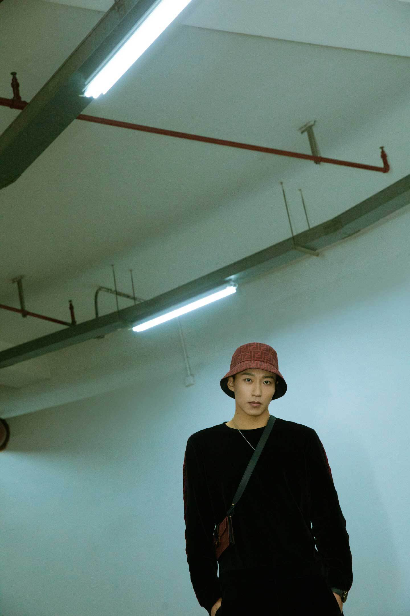 王森寸头造型亮相活动 展现演员多重魅力