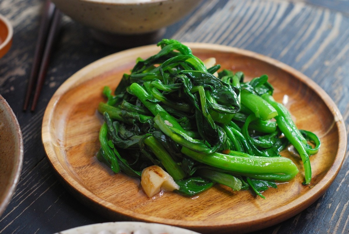 为什么饭店炒青菜都那么好吃?大厨教你一招,口感清脆,更入味