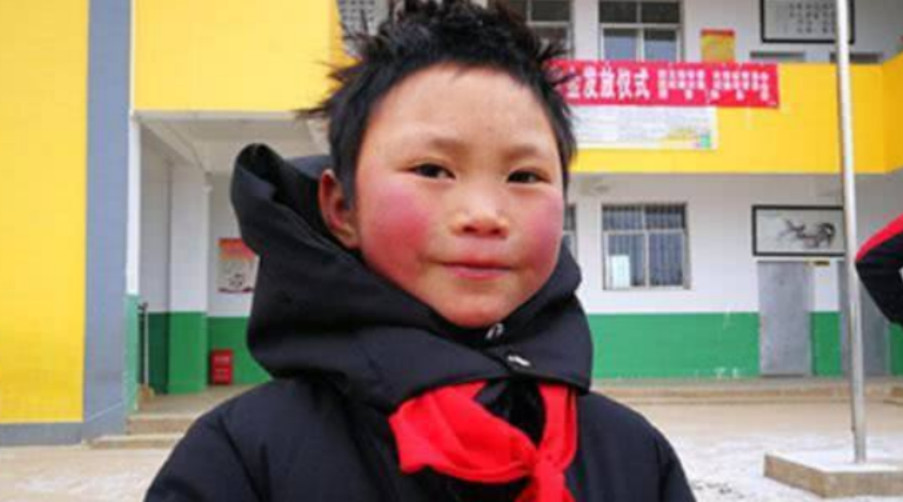 还记得"冰花男孩"吗?当初走山路上学被冻成雪人,如今却大变样