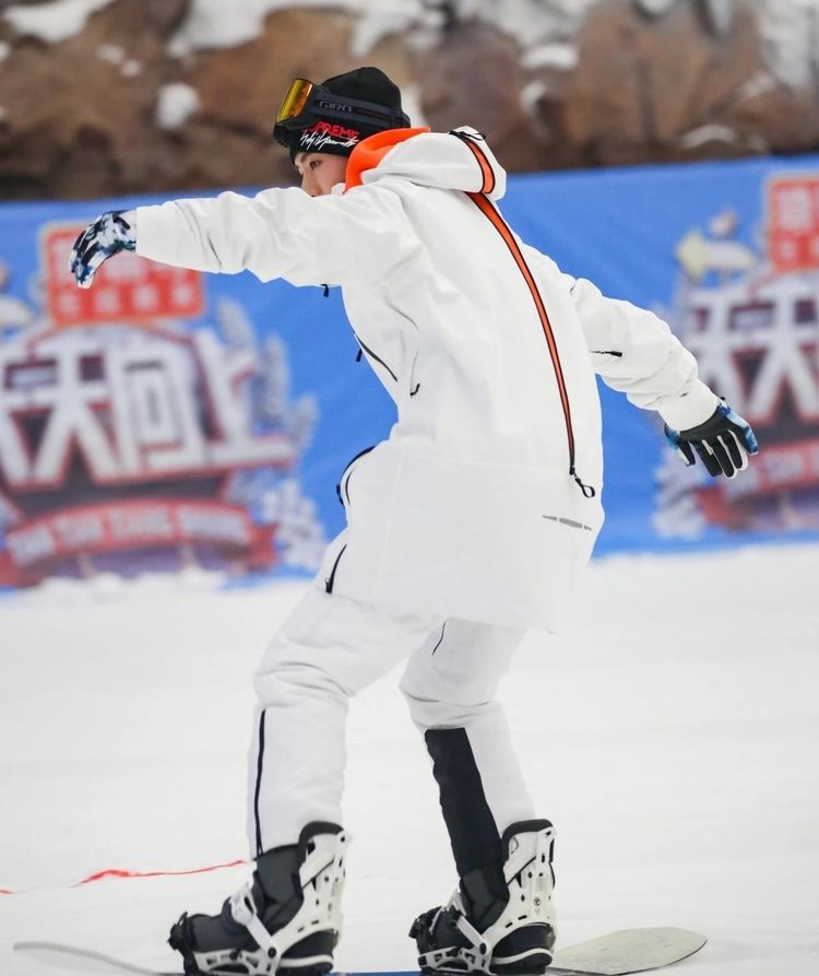 《天天向上》晒王一博的滑雪照,一句话暴露"迷妹"身份