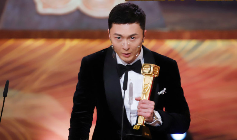 tvb颁奖礼:女星穿着个个大胆,王浩信获视帝老婆反应冷淡