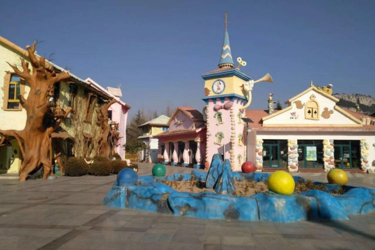 很多人都能看到济南世纪园是模仿迪士尼所打造,在开业之初与上海