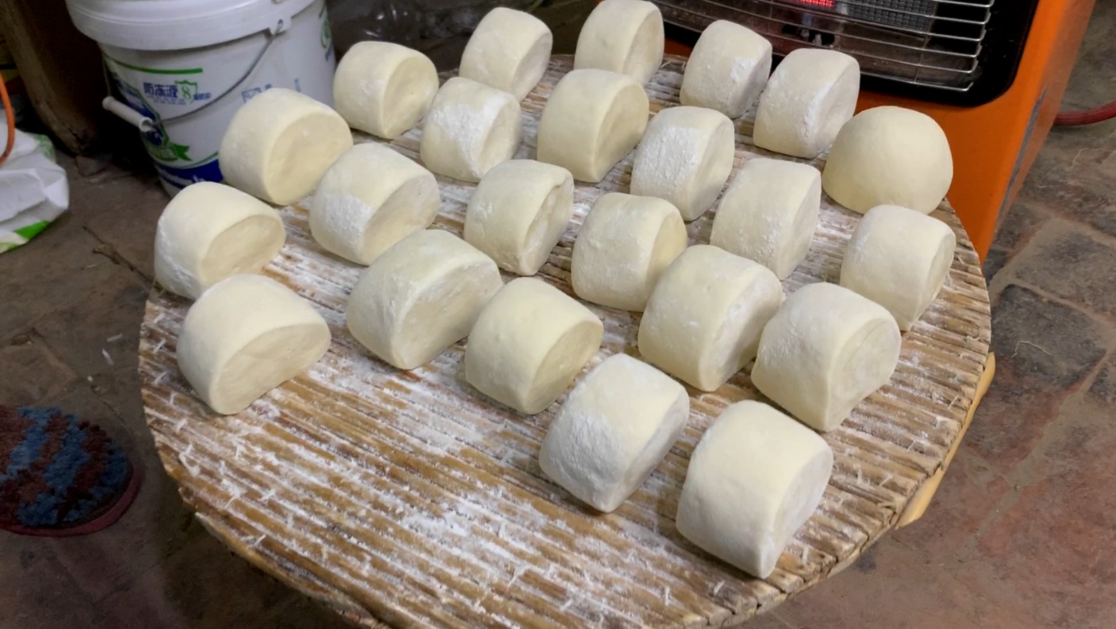 蒸馒头时,记住"2次醒发",馒头暄软好吃有嚼劲,还不塌陷