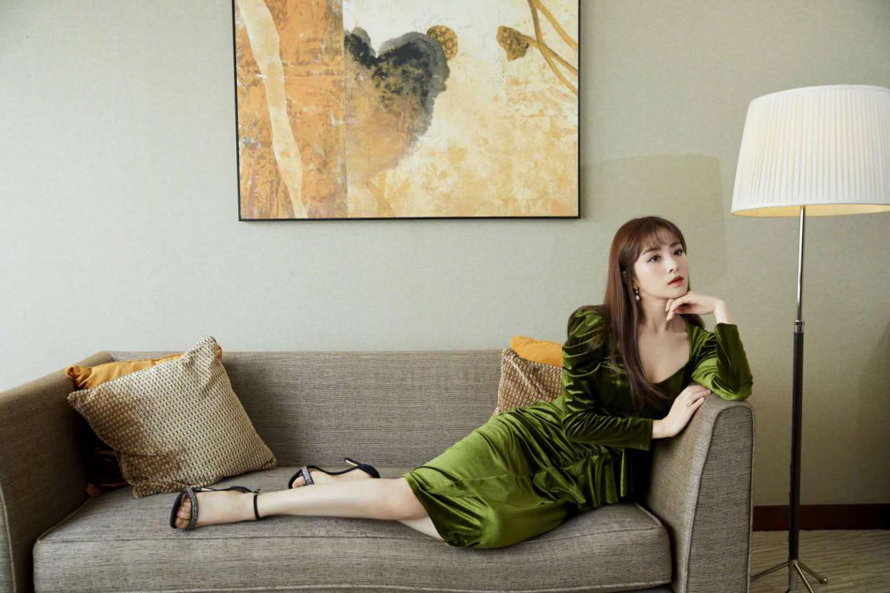 张含韵真是天生丽质,出道16年长相一直没变化,穿吊带好洋气