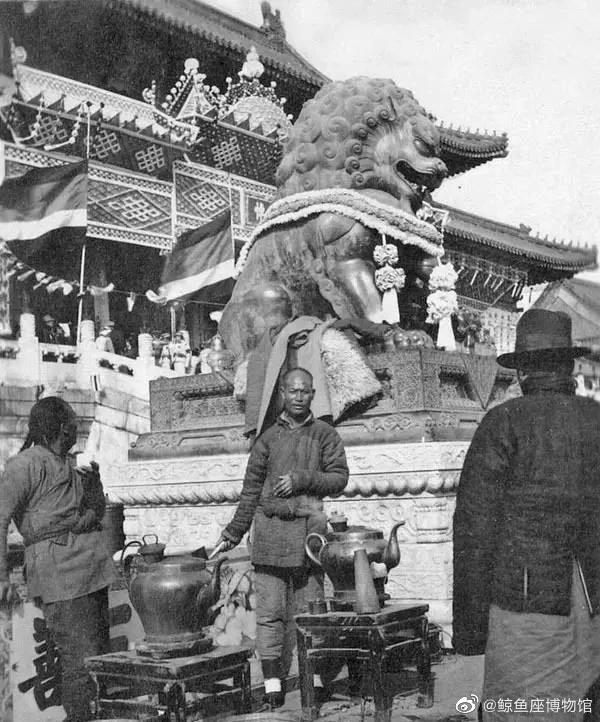1917年北京小贩在故宫内卖大碗茶