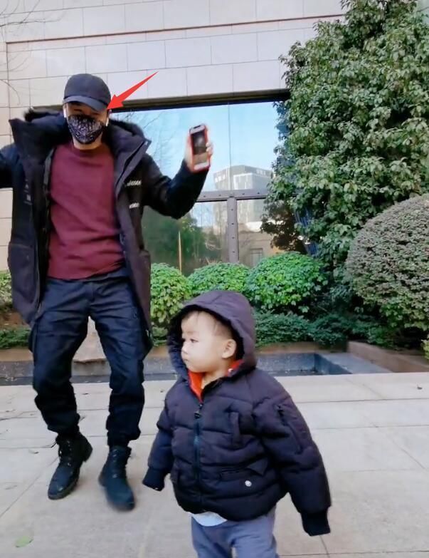 张晋带儿子出镜鱼蛋眼神呆萌不动抢到c位张晋满眼都是儿子