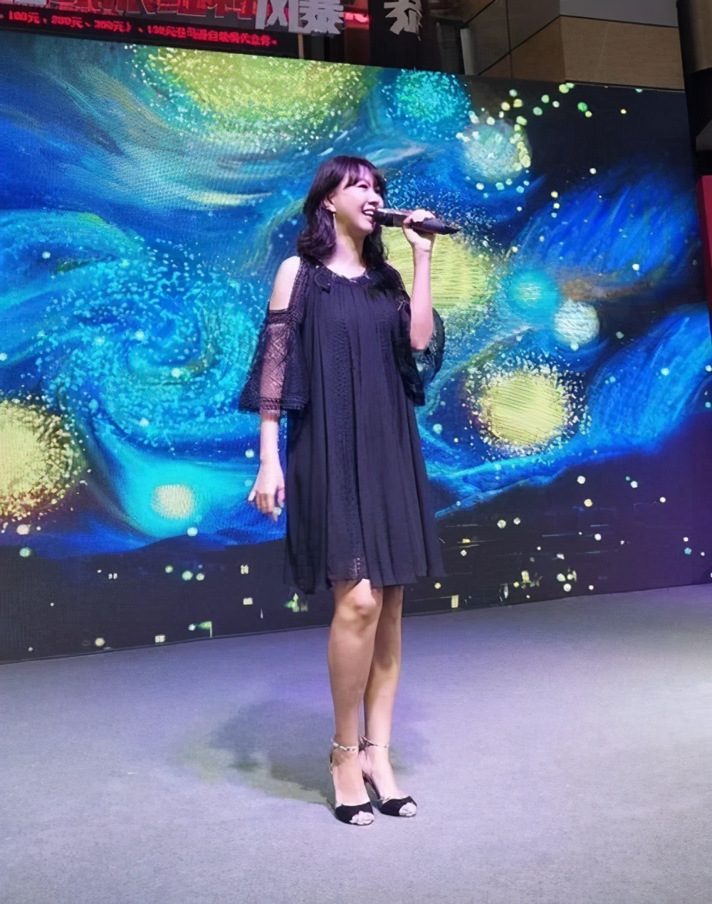 卓依婷参加商演,39岁皮肤毫无光泽,成了油腻衰老的大妈|卓依婷|大妈