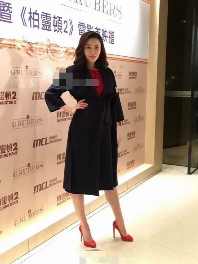 熊黛林已经是178的高个,穿高跟鞋反而成负担,拇指外翻太难看