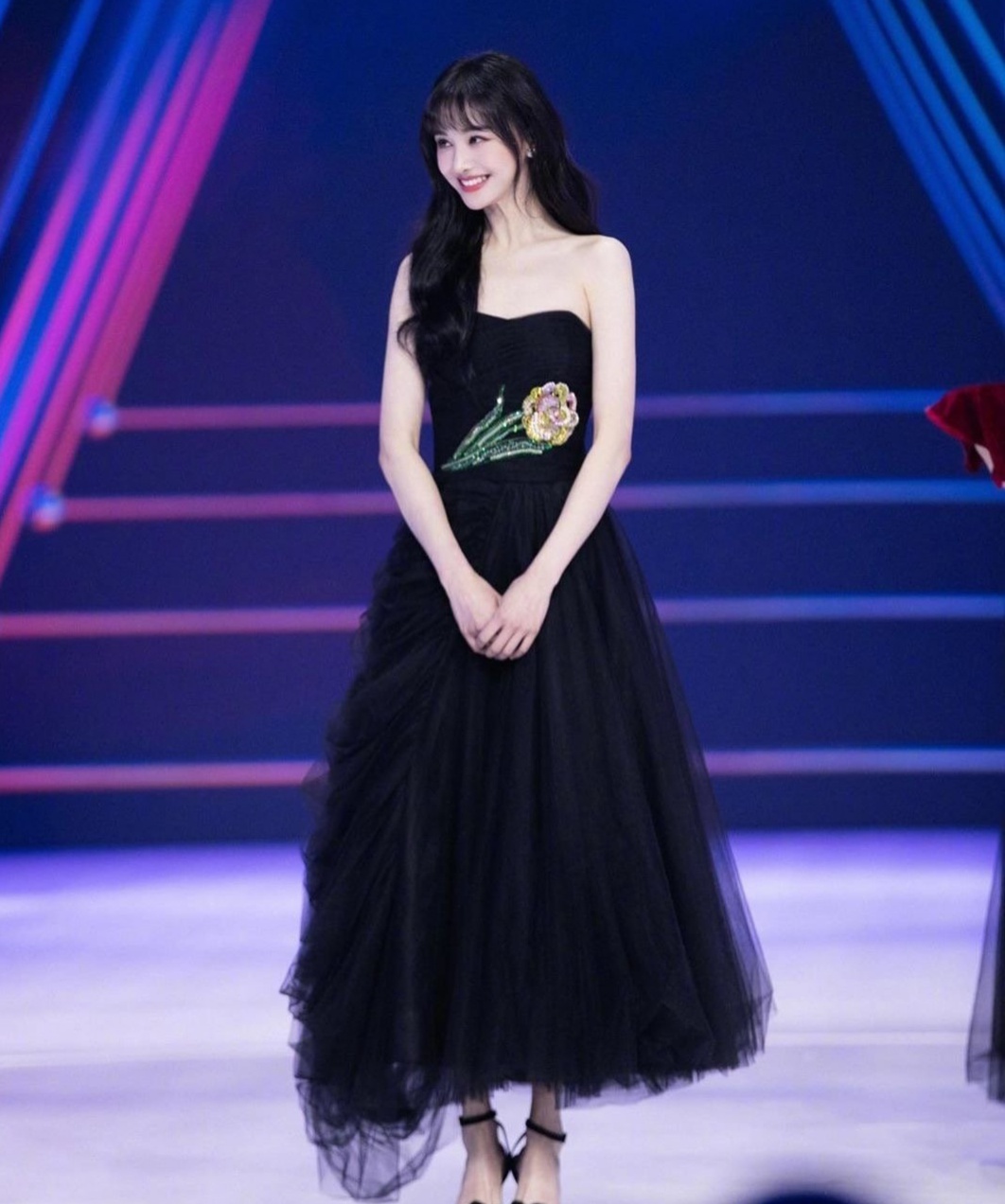 被郑爽的少女裙惊艳配上标志性空气刘海美成红毯最靓的崽