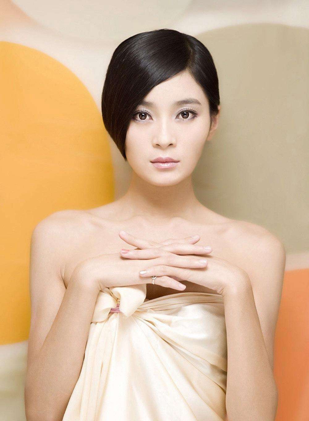 月12日出生于山东省青岛市,毕业于上海戏剧学院表演系,中国内地女演员