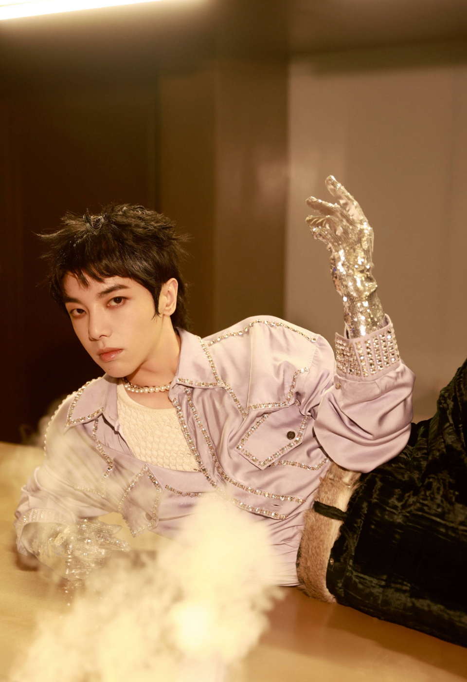 华晨宇被拍酒吧吸烟,一边看手机一边不停吞云吐雾,动作十分娴熟