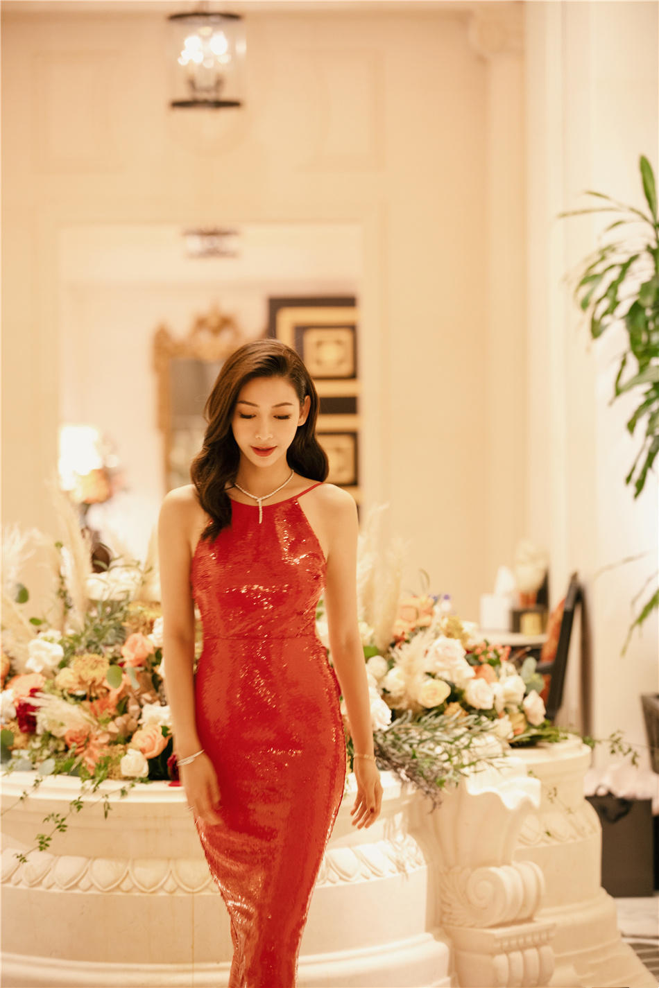 被"温雅"气质给惊艳到了!身穿一袭红色吊带连衣裙,高级洋气