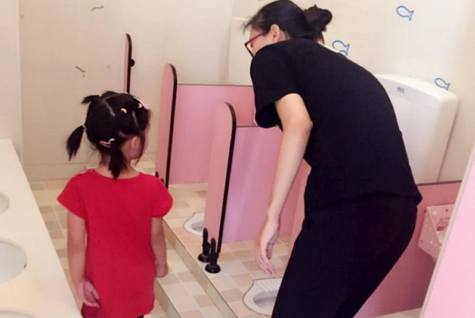 幼儿园的厕所照片被老师误发到家长群,宝妈看后不淡定:给个说法