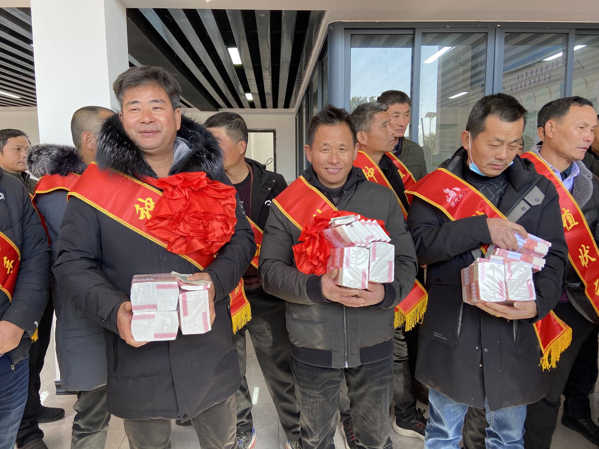 10年,他给种粮农民发了3100万元"年终奖"