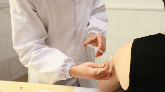 (如接种部位有伤口需尽量避开)▼疫苗接种▼医护人员向接种者展示疫苗