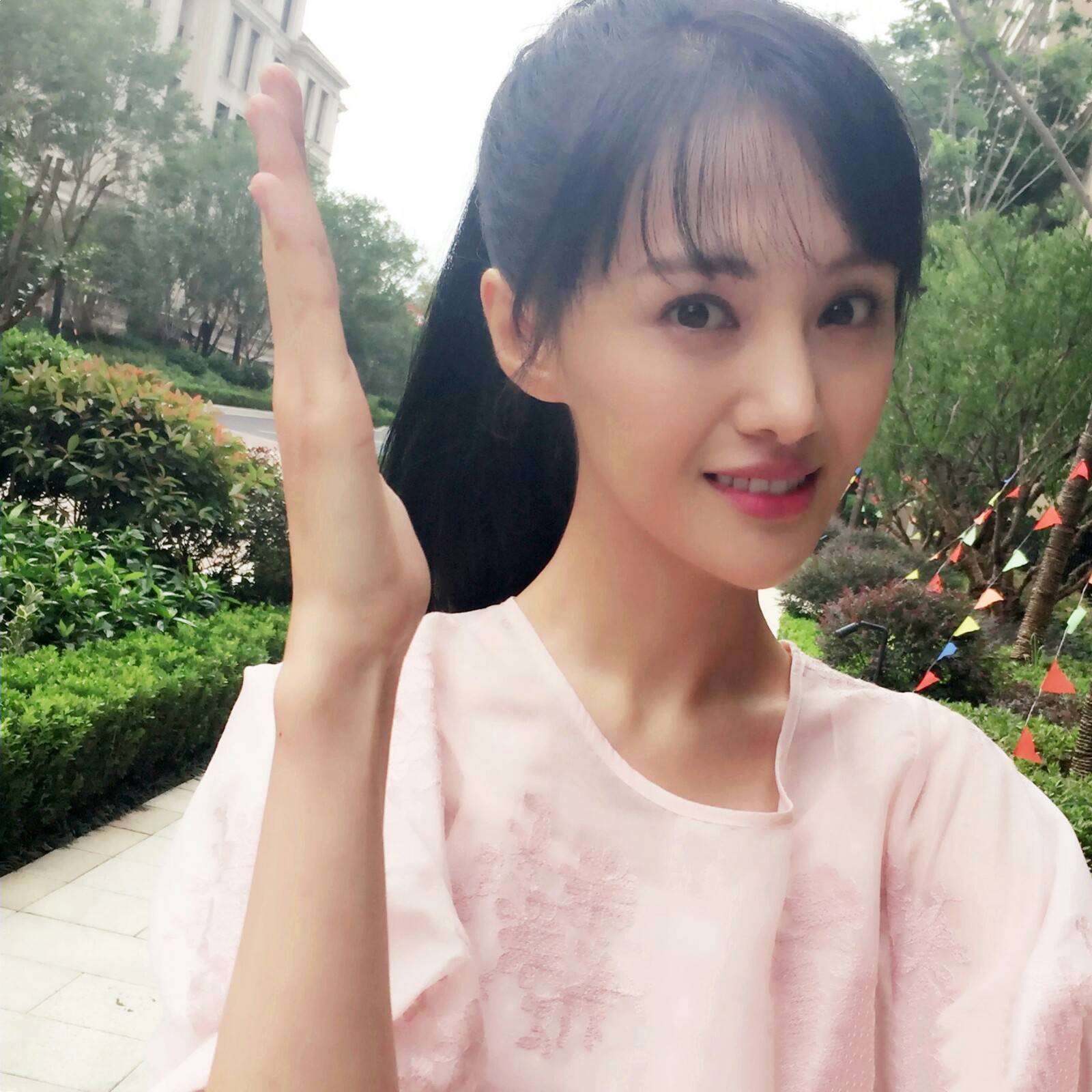 郑爽1.5亿豪宅被扒,粉丝觉得励志,网友却感慨还是上综艺赚钱