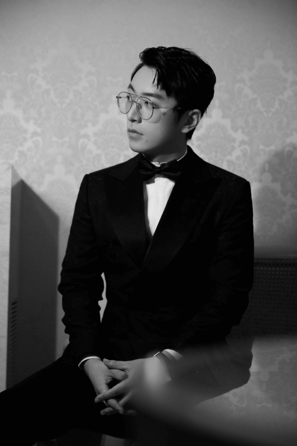 白客荣获"年度电影潜力演员"称号 复古西装造型获得一致好评