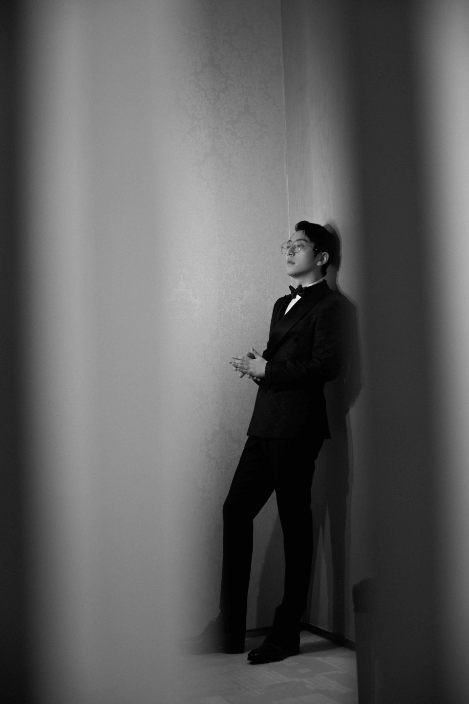 白客荣获"年度电影潜力演员"称号 复古西装造型获得一致好评