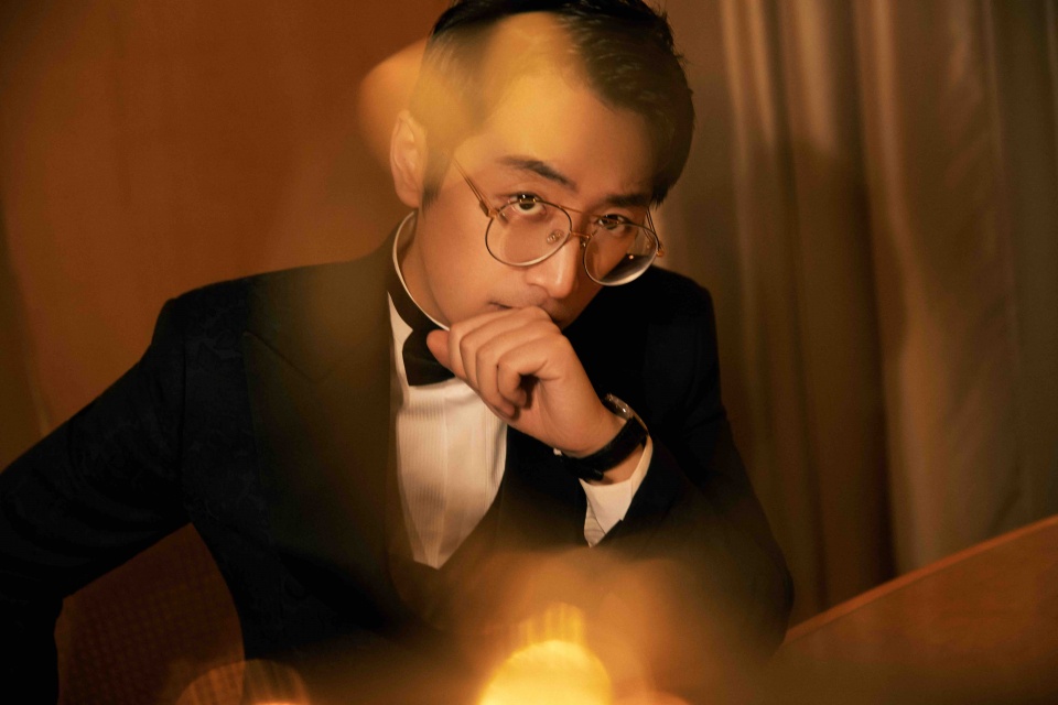 当晚,白客以一身挺拔的西装帅气亮相红毯,复古油头搭配金边眼镜和精致