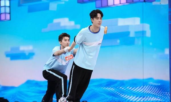 王一博再次误机!和保镖在机场被广播点名,岩岩大名被暴露