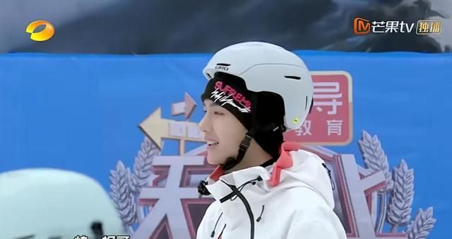 王一博《天天向上》滑雪初体验,跌倒又怎样,爬起来就好了