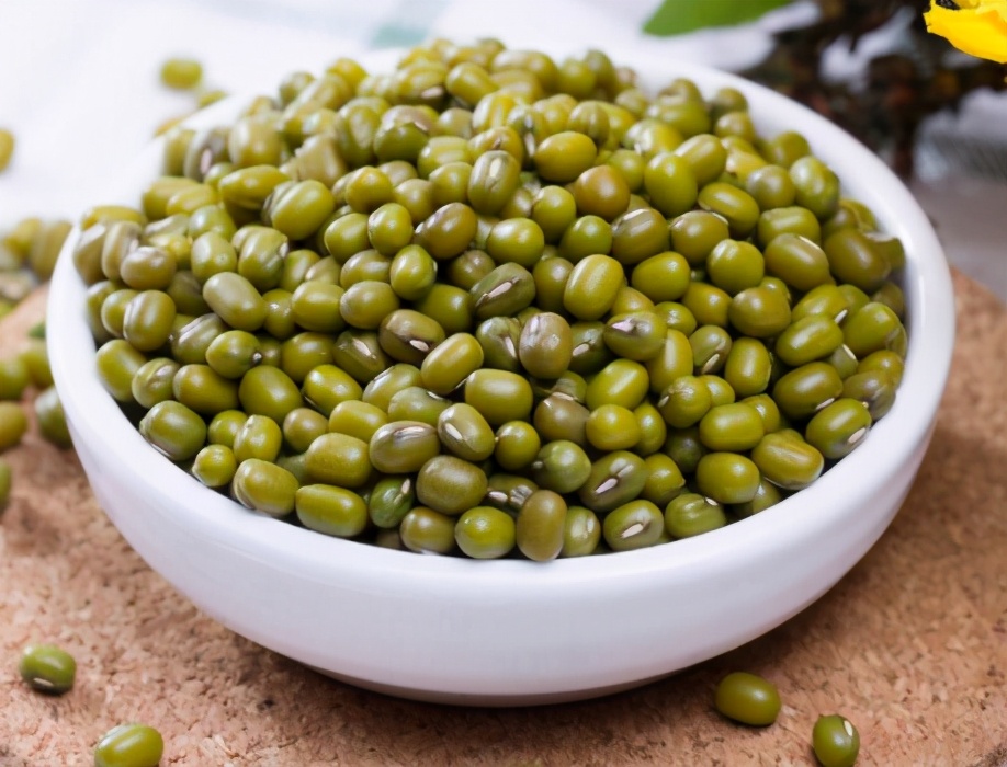 备用食材:绿豆1碗,菜篮子1个,水适量,纱布1张;自发豆芽的方法