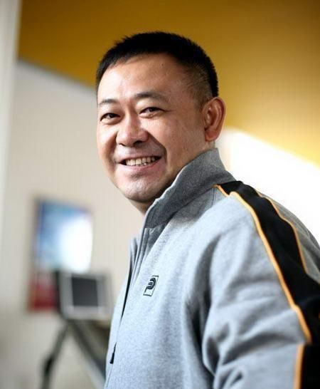 然而姜武有着丰富的童年生活,他喜欢看电视,小时候梦想在开火车,长大