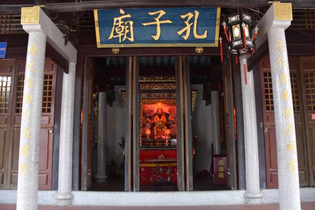 孔子庙在武帝庙前下方,有武庙就要有文庙,而这座孔庙,也是我见过规模