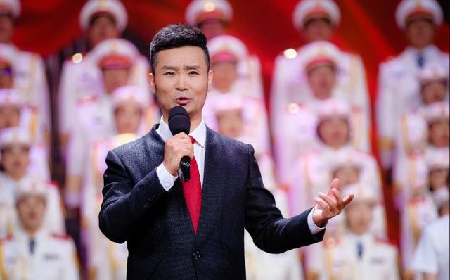 歌唱家刘和刚罕晒儿女姿势暴露家庭地位儿子太像妈比女儿好看