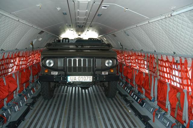 (c295运输机内部)不过有意思的是,印度人竟然把这款战术运输机称作"